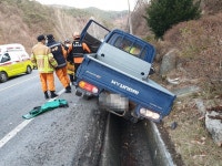 거창서 6명 탄 1t 트럭 전신주 충돌…3명 사망