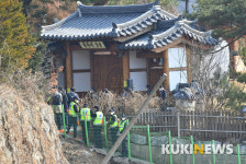 신천지 연수원 앞 대치하고 있는 경찰