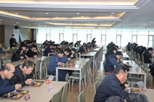 달라진 포항시청 구내식당 풍경…한 줄로 앉아 식사