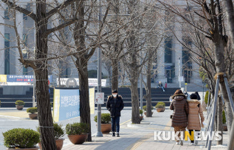'코로나19 여파' 한산한 대학 교정