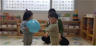 ‘봄~ 산타’가 된 군위군립 보듬이나눔이 어린이집 교직원들