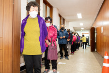 영덕군, 재난긴급생활비 지급 첫날…읍·면사무소 북새통