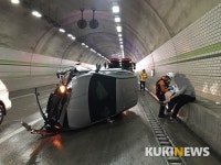 인제 상남3터널서 승용차 전복...2명 경상