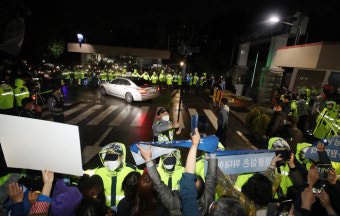 서울구치소 앞에 모인 정경심 지지자들