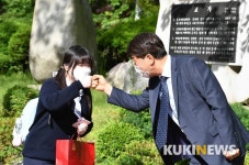 “교장선생님과 반가운 주먹 인사” 고3 개학 등교 첫날, 이천양정여고