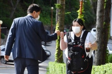 “교장선생님과 반가운 주먹 인사” 고3 개학 등교 첫날, 이천양정여고