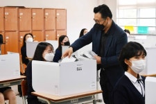 “마스크와 손세정 나눠주는 선생님” 개학 첫날 고3 교실, 이천양정여고