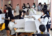 [현장+] 코로나19 후 마침내 활짝 열린 교문, “친구들아! 오랜만이야”