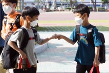 “선생님과 주먹 인사” 경북 상주 상주초등학교 등교 개학