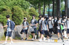 마스크는 필수가 돼버린 등굣길