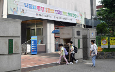 [현장+]제자 등교 맞이 초등학교 이색 현수막 눈길