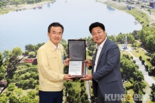엄태준 이천시장, 여주시와 여주시공무원노조에 감사패 전달