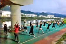 “시원한 김천 강병공원으로, 쭈욱~쭉 웰빙건강체조”