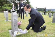 박상돈 천안시장, 일본군 위안부 피해자 묘역 참배