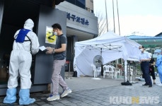 성북구 보건소 앞 이어지는 시민들 발걸음