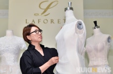 [명장을 찾아서] 순백색을 수만 가지 웨딩드레스로…김기희 라포레 대표