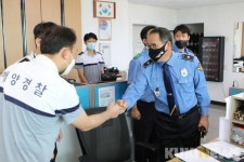 후포파출소 직원과 주먹인사 중인 김영모 동해지방해양경찰청장