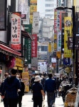 점심시간 맞아 붐비는 명동 식당거리