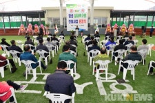 [포토] 횡성 실내족구장 준공식...인사말 전하는 장신상 군수