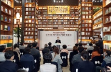 전주시청 로비 ‘책기둥도서관’으로 변신