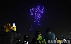 가을 밤하늘 무대로 펼쳐진 화려한 드론 쇼