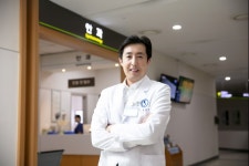 [글로벌 명의 명클리닉] 황반변성 치료 권위 송지훈 아주대병원 안과 교수