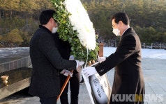 현충탑 참배하는 김영록 전남도지사