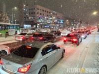 폭설로 서울 강남, 동작 등 교통 진행 어려움