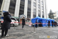 코로나19 검사 대기하는 시장 상인들