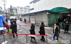 코로나19 검사 향하는 남대문시장 상인들