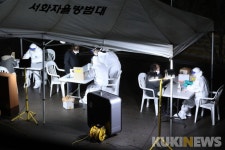 추위 속 코로나19 전수검사 중인 인제 의료진