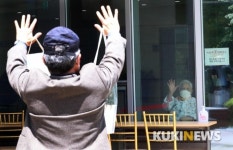 얼마 남지않은 여생인데...요양병원 보호자들 면회금지 가혹하다