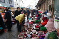 강석주 통영시장, 설맞이 전통시장 장보기 ‘지역경제 살리는 첫걸음’