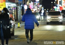 ‘코로나19 계엄령’  완화 첫날 밤, 신천역 먹자거리 가보니…