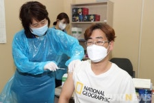 강릉 1호 접종자, 첫 코로나 백신 접종 완료