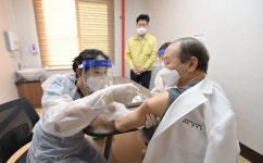 공주시, 코로나19 백신 1차 접종 시작… 접종 1호는 황준경 에덴요양병원장