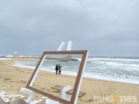 강문해변 춘설 감상하는 연인