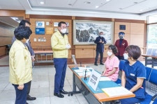 강석주 통영시장, 코로나19 예방접종 현장 방문