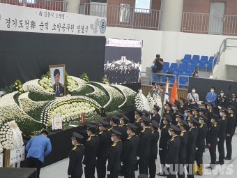 “아들아! 가지마라” 쿠팡화재 순직 소방관, 눈물 속 영결식