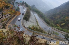 [포토]울긋불긋 단풍으로 옷 갈아입는 한계령