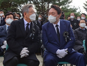 고 김영삼 전 대통령 추모식 참석한 이재명과 윤석열  [쿠키포토]