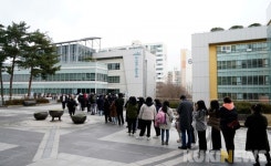 끝이 안 보이는 선별진료소 코로나19 검사 대기 줄 [쿠키포토]