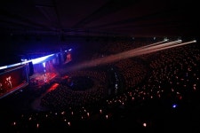 응원봉 흔들며 침묵 댄스…‘코시국’ 콘서트 진풍경