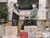 [포토]강개공, 지역 아동센터 선물 꾸러미 전달
