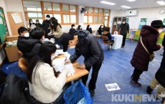 중곡2동 제2투표소 남녀노소 투표…‘도란도란 이야기’ [쿡정치 포토]
