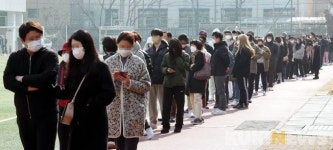 반포1동 제7투표소 유권자들 몰려…‘옷깃 여미고 투표준비’ [쿡정치 포토]