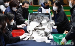 초접전 긴장 속 개표, 마곡실내배드민턴장 개표소