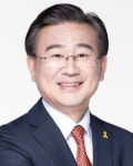 천호성 “교사 출신 김병윤 후보 사퇴, 진보단일후보 지지” 감사 표명