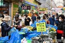 사회적 거리두기 해제…정선 5일장, 다시 활기