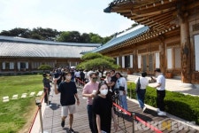 속살 드러낸 청와대, “외국 궁전 부럽지 않네요”